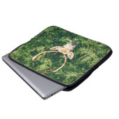 VON GRÜNEN PFLANZE UMGEBUNG, ROWN UND WEISS LAPTOPSCHUTZHÜLLE (Vorne Knopf)