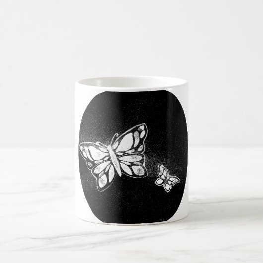 von Hand gezeichneter Schmetterling  Kaffeetasse (Mittel)