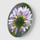 Von hinten beleuchtete lila Wildblume mit Dewdrops Große Wanduhr (Winkel)