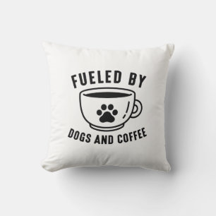 Von Hunden und Kaffee gespeist Kissen