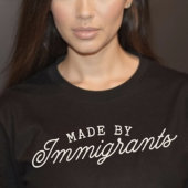 Von Immigranten hergestellt T-Shirt