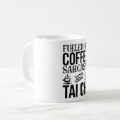 Von Kaffee Sarcasm und Tai Chi gespeist Kaffeetasse (Vorderseite Links)