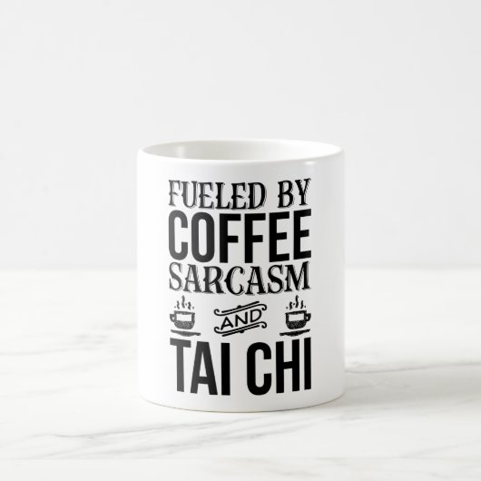 Von Kaffee Sarcasm und Tai Chi gespeist Kaffeetasse (Mittel)