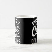Von Kaffee- und Dog-Trainer gespeist Kaffeetasse (Mittel)