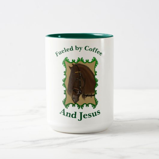 Von Kaffee und Jesus .Pferd gespeist Zweifarbige Tasse (Mittel)