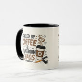 Von Kaffee und Klassenchaos befeuerte Lehrermug Tasse (Vorderseite Links)
