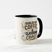 Von Kaffee und Klassenchaos befeuerte Lehrermug Tasse (VorderseiteRechts)