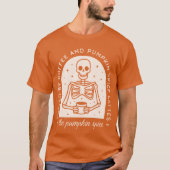 Von Kaffee und Pumpkinspülung gespeist T-Shirt (Vorderseite)