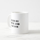 Von Kaffee und Sarcasm gespeist - Funny Mug Kaffeetasse (Vorderseite Links)