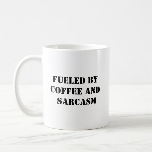 Von Kaffee und Sarcasm gespeist - Funny Mug Kaffeetasse (Links)
