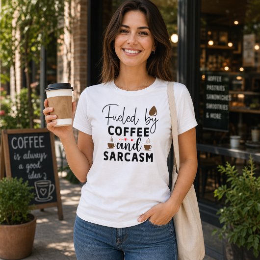 Von Kaffee und Sarcasm gespeist T-Shirt