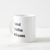 Von Kaffee und Träumen angetrieben - Inspirative T Kaffeetasse (Vorderseite Links)