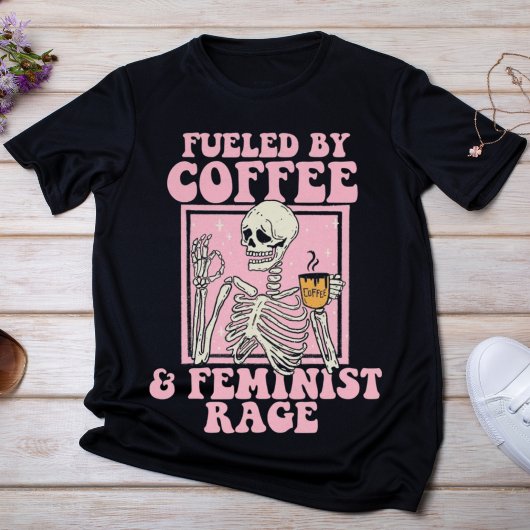 Von Kaffee und weiblichem Rage gespeist T-Shirt