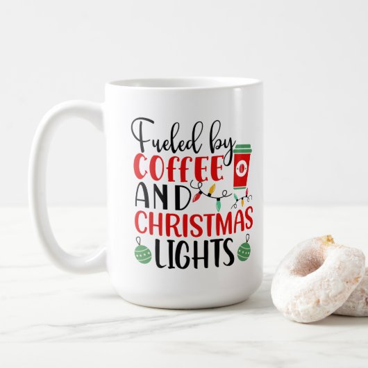 Von Kaffee und Weihnachtsbeleuchtung gespeist Kaffeetasse (Mit Donut)
