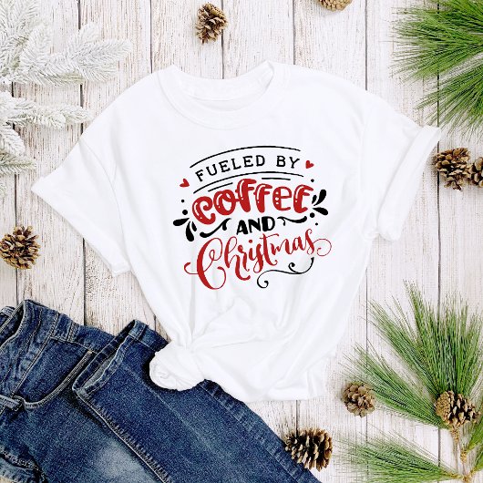 Von Kaffee und Weihnachtsspass gesegnet Niedliche  T-Shirt