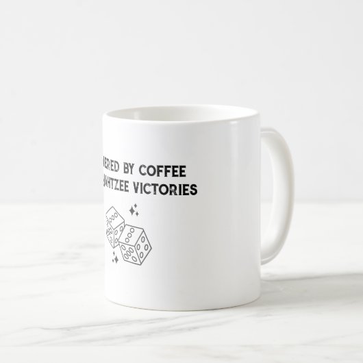 Von Kaffee und Yahtzee getrieben Siege Tasse (VorderseiteRechts)