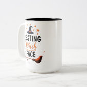 Von Kaffee und Zaubern gespeist | Hexchy Fall Zweifarbige Tasse (Vorderseite Links)