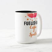 Von Kaffee und Zaubern gespeist | Hexchy Fall Zweifarbige Tasse (VorderseiteRechts)