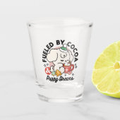 Von Kakao und Welpenträumen angetrieben - Niedlich Schnapsglas (Vorderseite)