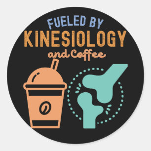 Von Kinesiologie und Kaffee gespeist Runder Aufkleber