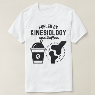 Von Kinesiologie und Kaffee gespeist T-Shirt