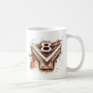Von klassischem Auto: Rostiges altes V8-Emblem in Kaffeetasse