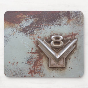 Von klassischem Auto: Rostiges altes V8-Emblem in  Mousepad