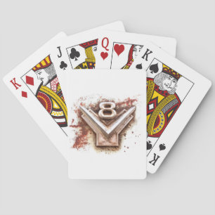 Von klassischem Auto: Rostiges altes V8-Emblem in Spielkarten