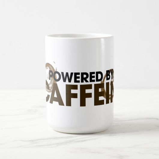 Von Koffein angetrieben Kaffeetasse (Mittel)