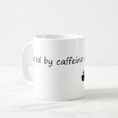 Von Koffein und Sarcasm gespeist - Funny Sarcastic Kaffeetasse (Vorderseite Links)