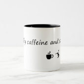 Von Koffein und Sarcasm gespeist - Funny Sarcastic Zweifarbige Tasse (Mittel)