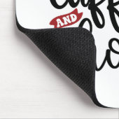 Von Koffein und Verbrechen befeuerte Shows Mousepad (Ecke)