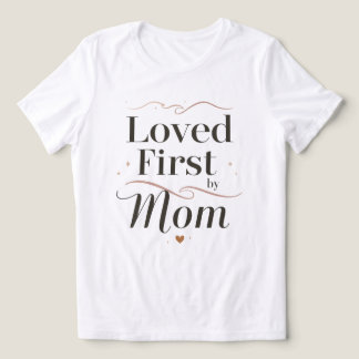 Von Mama zuerst geliebt Elegantes Muttertagsgesche Tri-Blend Shirt