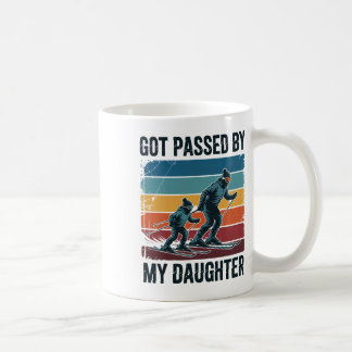 Von meiner Tochter beim Skifahren getreten Lustige Kaffeetasse