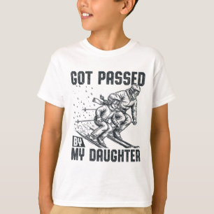 Von meiner Tochter beim Skifahren getreten Lustige T-Shirt
