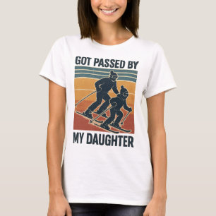 Von meiner Tochter beim Skifahren überholt Lustige T-Shirt