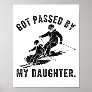 Von meiner Tochter getreten Lustiger Skifahrer Ski Poster