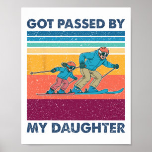 Von meiner Tochter getreten Lustiges Skifahren Män Poster