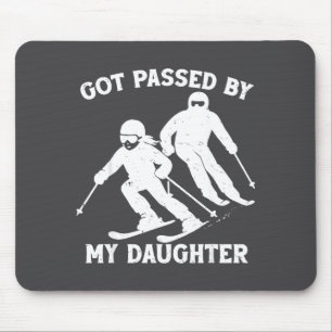 Von meiner Tochter überholt Lustiger Skifahrender Mousepad