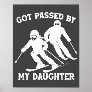 Von meiner Tochter überholt Lustiger Skifahrender Poster