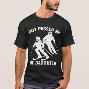 Von meiner Tochter überholt Lustiger Skifahrender  T-Shirt