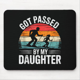 Von meiner Tochter überholt Ski-Vater Retro-Snow-S Mousepad