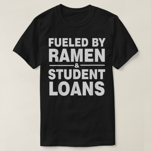 Von Ramen und Studentendarlehen gespeist T-Shirt (Design vorne)