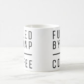 Von Rap & Kaffee gespeist Cool Hip Hop Music Kaffeetasse (Mittel)