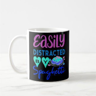 Von Spaghetti-Gerichten abgelenkt Kaffeetasse