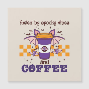 Von Spooky Vibes und Kaffee gespeist - Halloween-B Magnetkarte