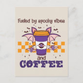 Von Spooky Vibes und Kaffee gespeist - Halloween-B Postkarte (Vorderseite)