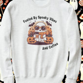 Von Spooky Vibes und Kaffee Halloween gespeist Sweatshirt