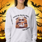 Von Spooky Vibes und Kaffee Halloween gespeist Sweatshirt