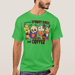 Von Spooky Vibes und Kaffee Halloween gespeist T-Shirt